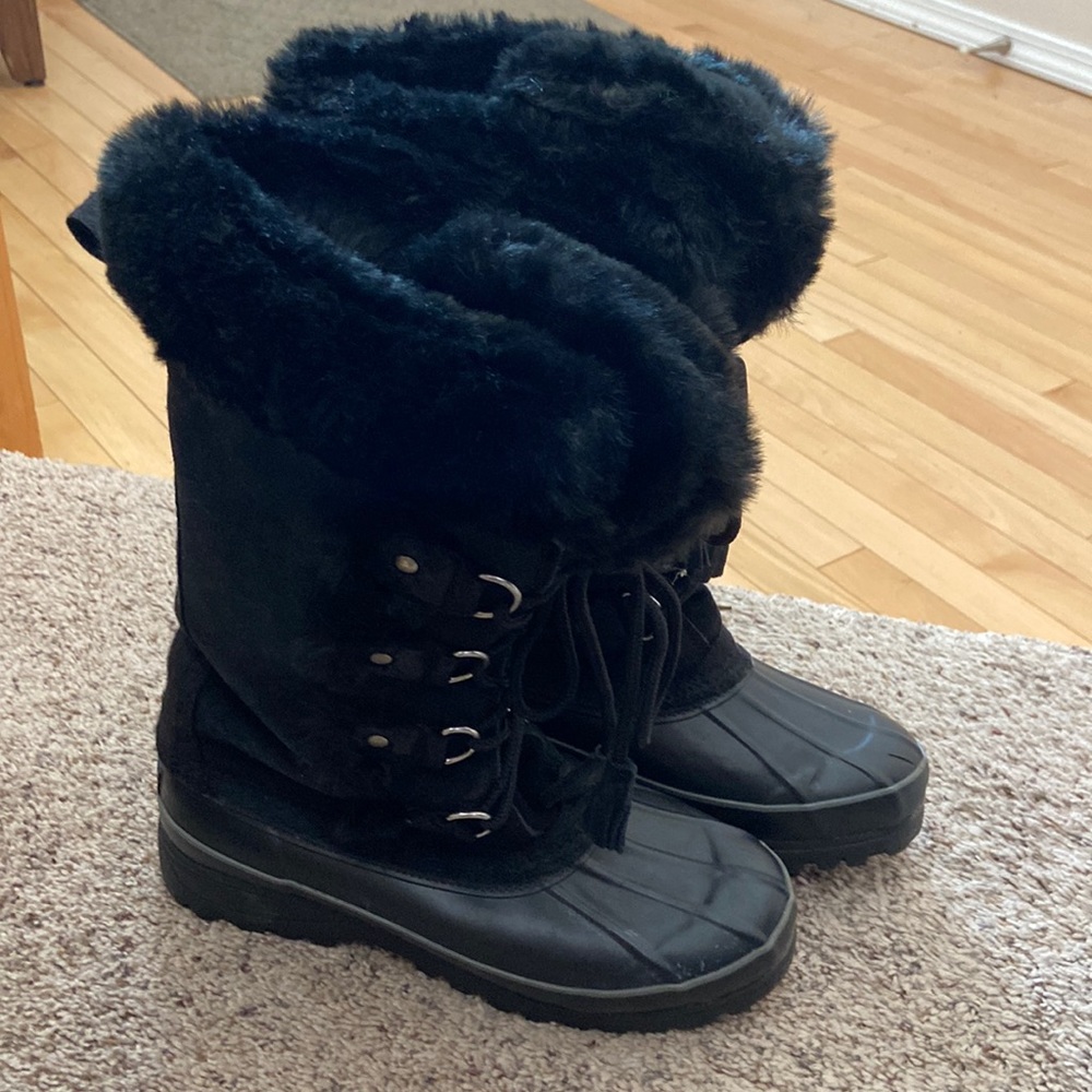 Black snow boots size 7, with fur lined inside